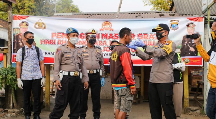 Kapolres Jombang Bagikan Masker ke Warga di Pasar Peterongan dan Citra Niaga