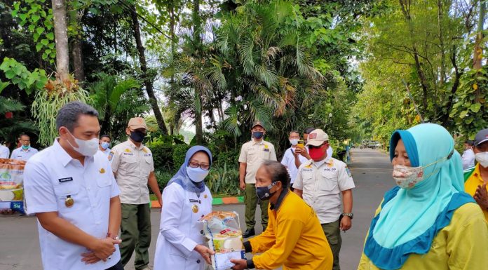 Bupati Jombang Serahkan Bansos Bagi Pasukan Kuning dan Juru Parkir