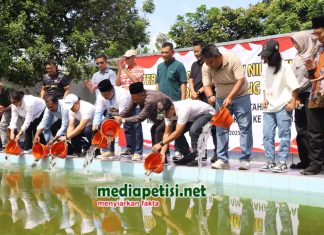 Sinergi Nyata Polres Dukung Ketahanan Pangan, Bersama Pemkab Jombang Tebar 10 Ribu Benih Ikan Nila
