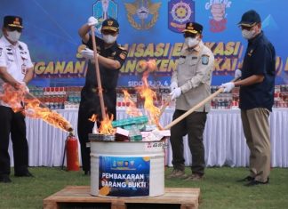 Pemprov Bersama Bea Cukai Jawa Timur Musnahkan Rokok Ilegal
