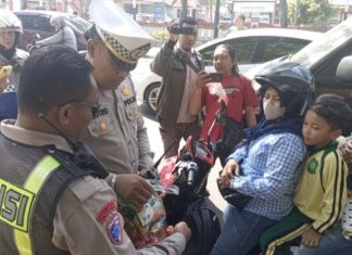 Operasi Patuh Semeru 2025, Polantas Jombang Bagikan Helm dan Snack