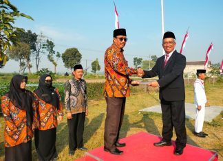 Momen Kemerdekaan, Kepala Sekolah MTsN 9 Jombang Serahkan Penghargaan Satya Lencana