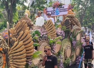 Bupati Warsubi Lepas Peserta Mobil Hias, Perumdam Tirta Kencana Bagi-Bagi Air Minum Tiber