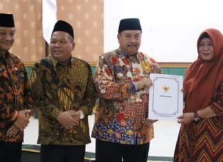 Bupati Warsubi Serahkan SK Purnatugas Kepada 111 ASN Pemkab Jombang