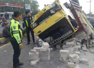 Truk Tronton Tabrak Warung di Depan SPBU Mojoagung, Tidak Ada Korban Jiwa