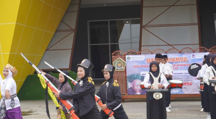 Peringati Hari Pahlawan, Siswa-Siswi MTsN 9 Jombang Wisata Religi dan Edukasi Gus Dur