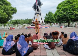Dinas Sosial Bersama LVRI Jombang Tanamkan Rasa Nasionalisme Peserta Didik TK dengan Ziarah ke TMP