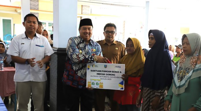 Bupati Warsubi Serahkan Secara Simbolis Bantuan Pangan Kepada Warga Kalikejambon