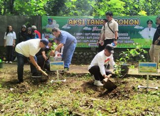 Bupati Warsubi Pimpin Aksi Tanam Pohon dan Tebar Benih Ikan di Sendang Slaji Kabuh
