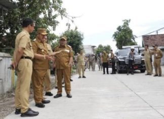 Tinjau Infrastruktur Kabuh dan Plandaan, Bupati Warsubi Akses Transportasi Lancar