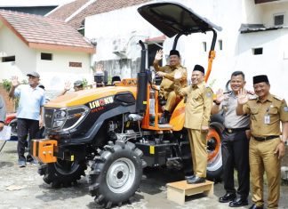 Dukung Ketahanan Pangan, Bupati Jombang Serahkan Alsintan APBN ke Poktan