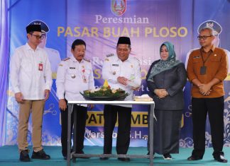 Dukung Ekonomi Lokal, Gus Wabup Resmikan Pasar Buah Ploso