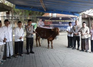 Jelang Idul Adha, Kapolres Jombang Serahkan Sapi Kurban ke Ponpes Tebuireng dan Mejoyo