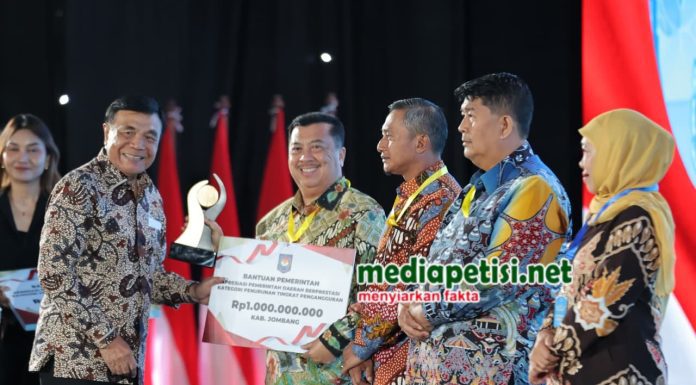 Kabupaten Jombang Raih Penghargaan Terbaik 3 Kategori Penurunan Tingkat Pengangguran