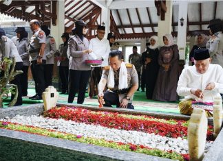Ziarah ke Makam Gus Dur, Kapolri Panjatkan Doa dan Teladani Nilai-Nilai Luhur Bagi Bangsa