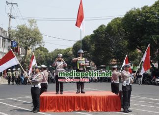 Anggota Satlantas Jombang Hentikan Pengendara Diajak Hening Cipta Detik-Detik Proklamasi