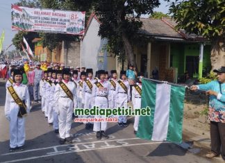 Tanamkan Disiplin dan Nasionalisme, KKMI Diwek Gelar Gerak Jalan