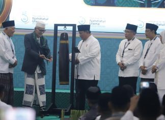 Tutup Muktamar NU ke 35, Presiden Prabowo Terima Kartu Anggota NU