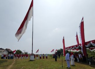 HUT Kemerdekaan RI ke 81, Warga Ngudirejo Jombang Kibarkan Bendera Ukuran 7 x 15 Meter